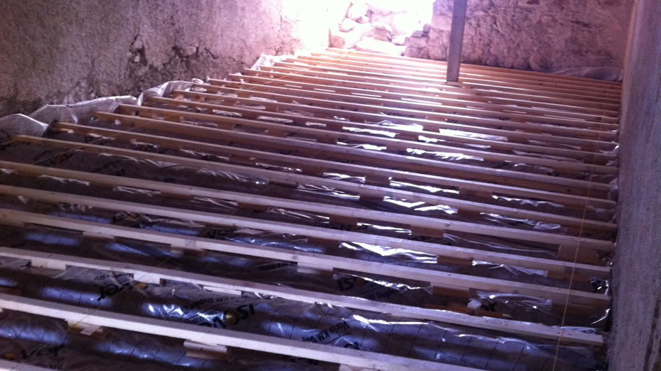 lavoro di coibentazione con cellulosa e livellamento piano al grezzo di solaio in legno esistente presso castel Cles effettuato dall'impresa edile Lorenzoni