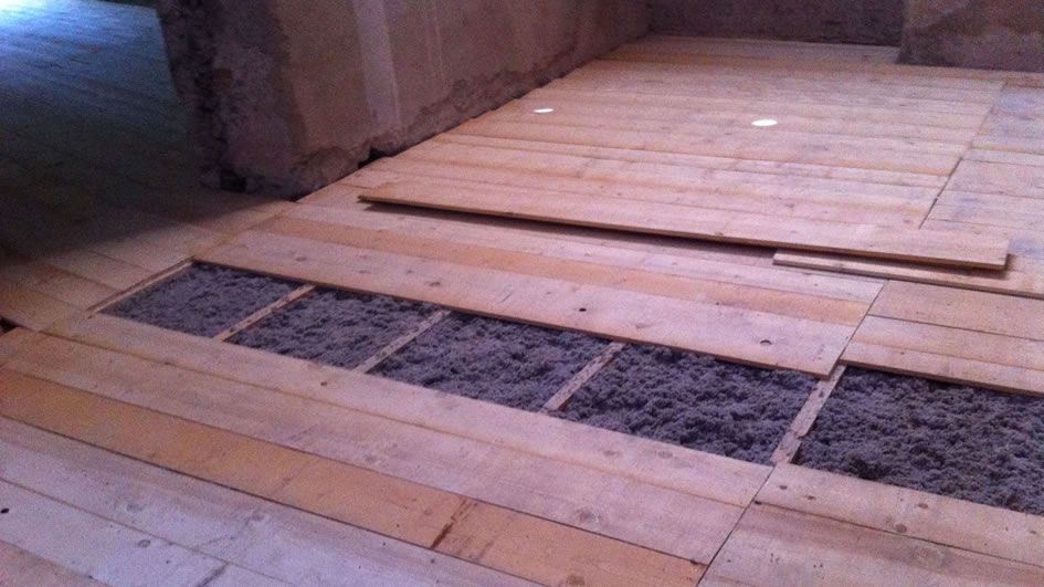 lavoro di coibentazione con cellulosa e livellamento piano al grezzo di solaio in legno esistente presso castel Cles effettuato dall'impresa edile Lorenzoni